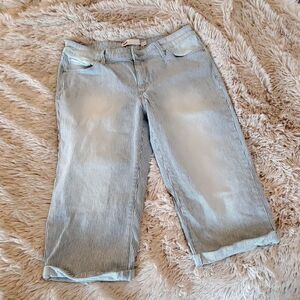 Blue and white striped Levi's capris